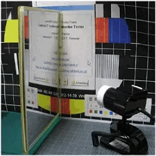 鏡の前にカメラとテストパターン